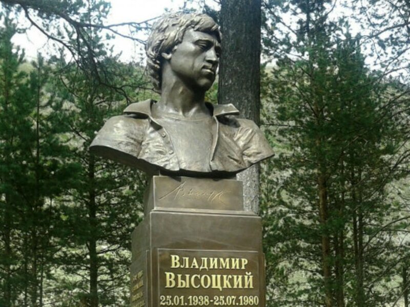 Памятник Владимиру Высоцкому в поселке Тегенекли Кабардино-Балкарской Республики 