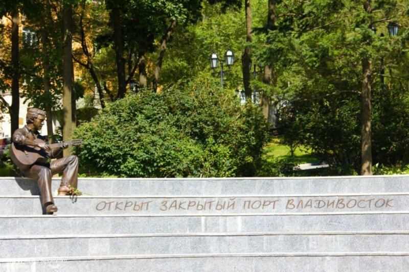 Памятник В. Высоцкому «Я, конечно, вернусь» в Театральном сквере г. Владивостока 