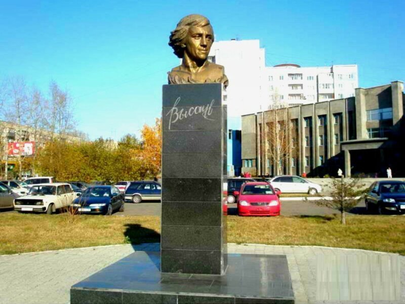 Памятник Владимиру Высоцкому в Барнауле 