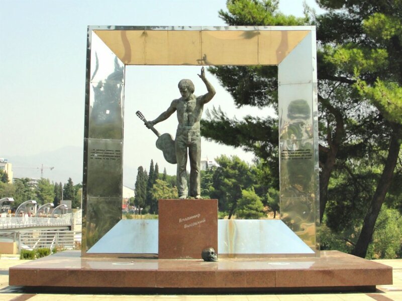 Памятник Владимиру Высоцкому в Подгорице (Черногория) 