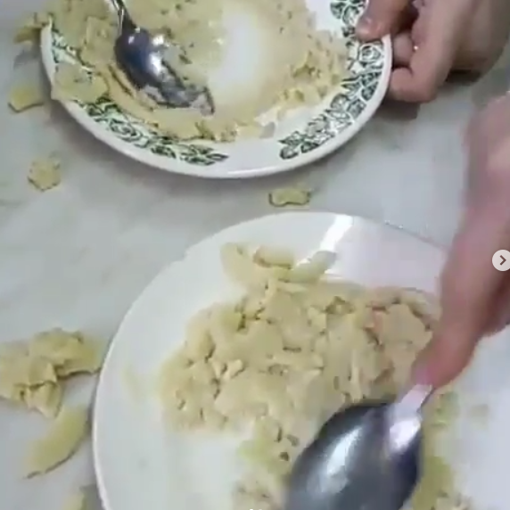 "Как собакам": подростки Кузбасса показали видео с едой из школьной столовой