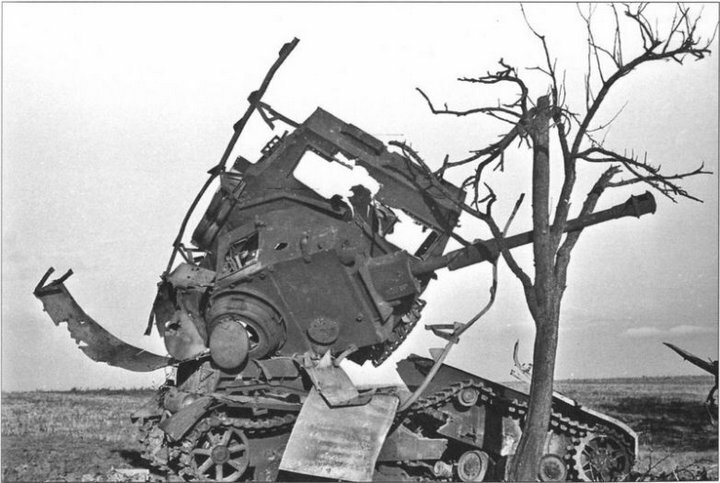 Немецкий танк PzKpfw 4 до и после взрыва боекомплекта.