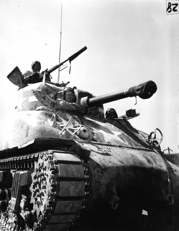 Американский танк М4 "Шерман" до и после взрыва боекомплекта.