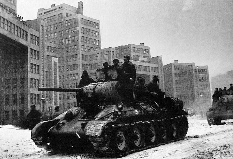 Советский танк Т-34 до и после взрыва боекомплекта.