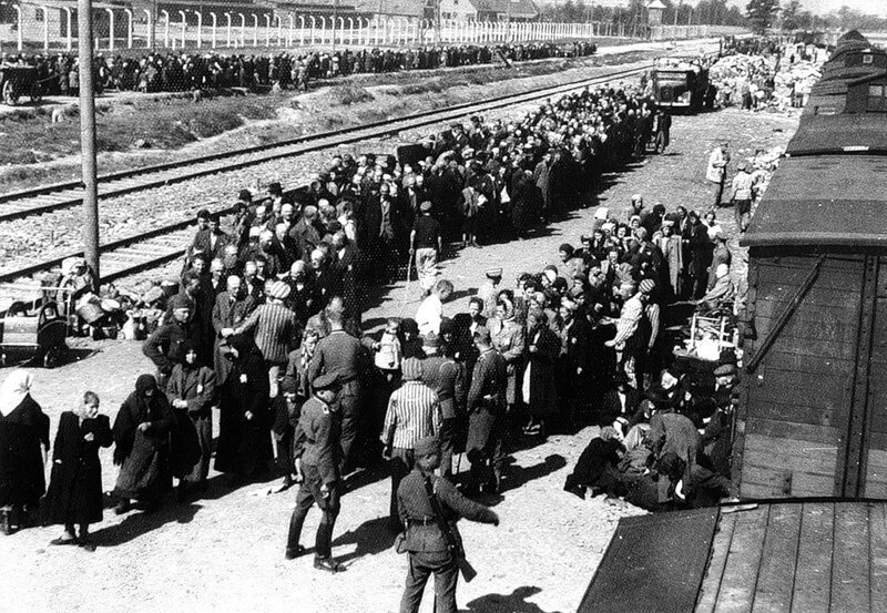Прибытие заключенных в Освенцим