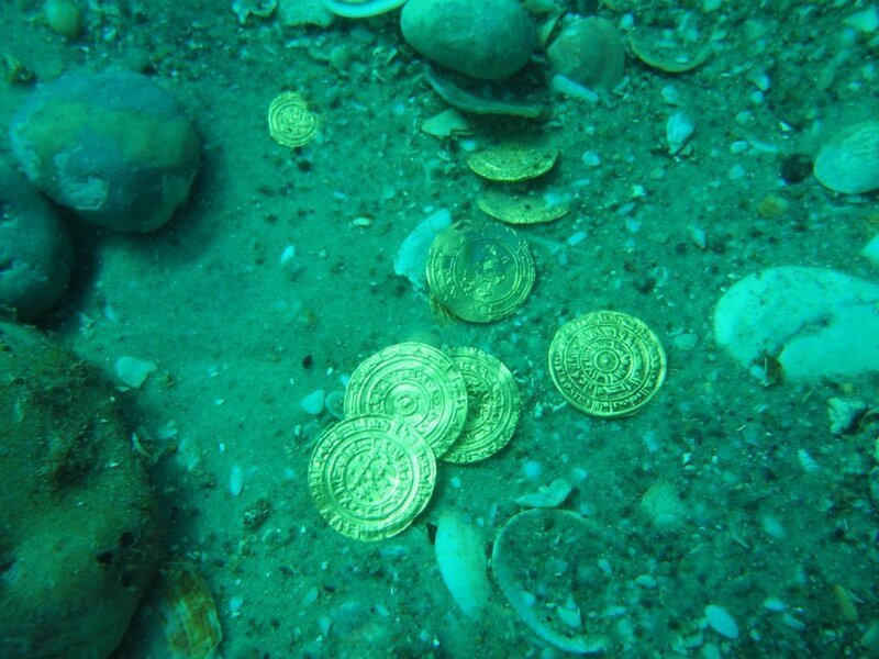 3,5 кг золотых монет нашли под водой дайверы