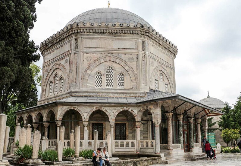 Турция заменила русские корни Роксоланы украинскими на стенде у ее гробницы