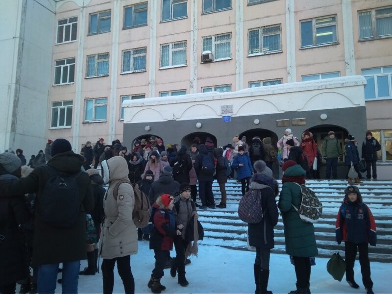 По всей Сибири массово эвакуируют людей из-за сообщений о минировании