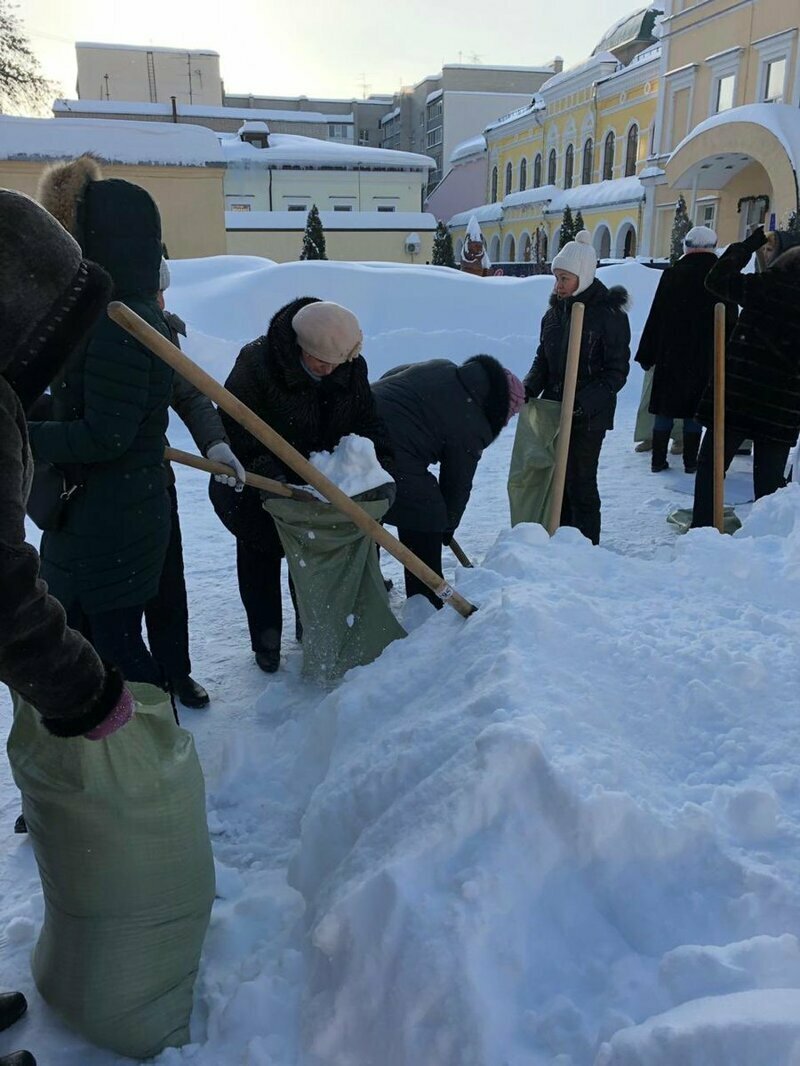 Ничего необычного, просто саратовские учителя убирают снег в мешки