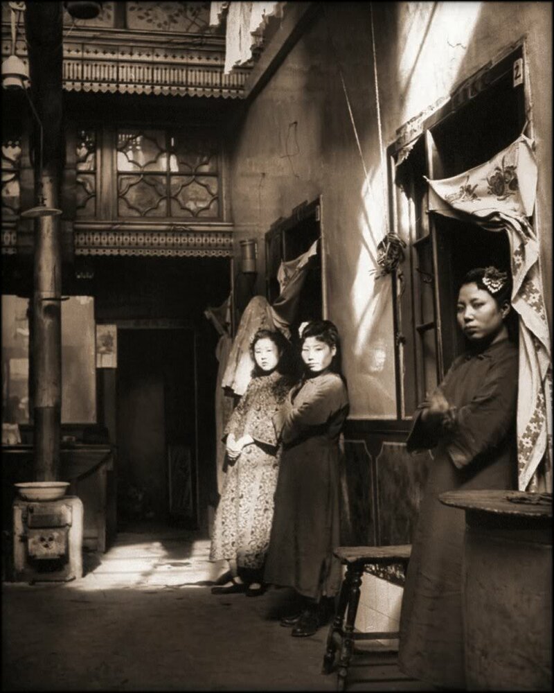 "Дамы легкого поведения" в ожидании клиентов. Китай. 1946 год.