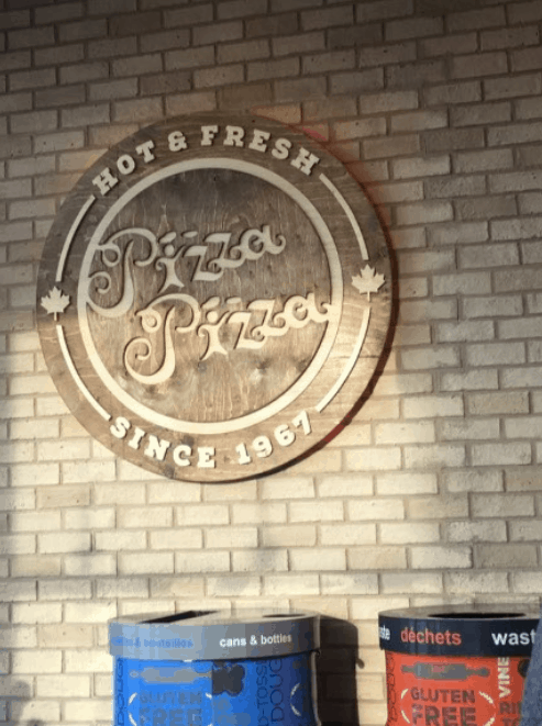 Буква «i» на логотипе пиццы в виде человечка, несущего пиццу