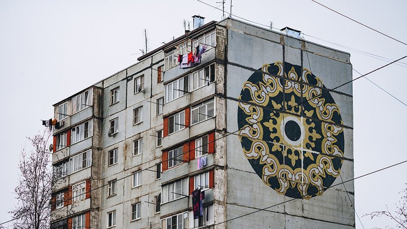 Как декоративные панно с национальными мотивами превратили спальный район Владикавказа в мини-Ташкент