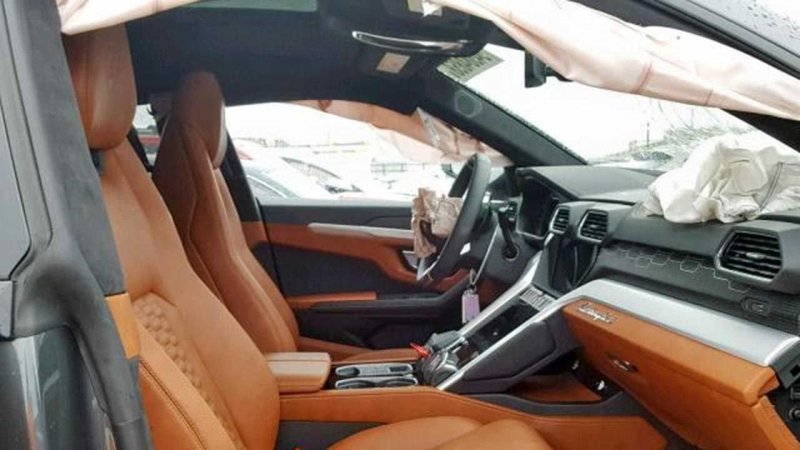 Lamborghini Urus с разбитой "мордой" продают в США