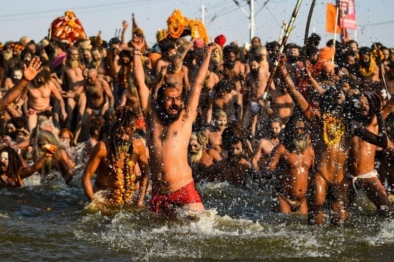 Главный министр Уттар-Прадеша, Йоги Адитьянатх, чье индуистское националистическое правительство контролирует огромный фестиваль, сказал, что в первый день Кумбха Мелы 22,5 миллиона индусов погрузились в холодные воды Ганга
