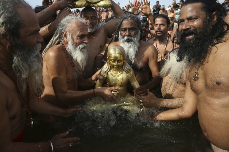 Последователи Шри Панчаяти Ная Удасин Ахада проводят ритуальное омовение для их божества