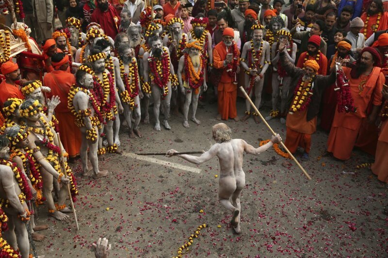 Нага садху, или нагой (заметьте сходство языков) индуистский святой человек (бабА), танцует во время процессии к Сангам плейс
