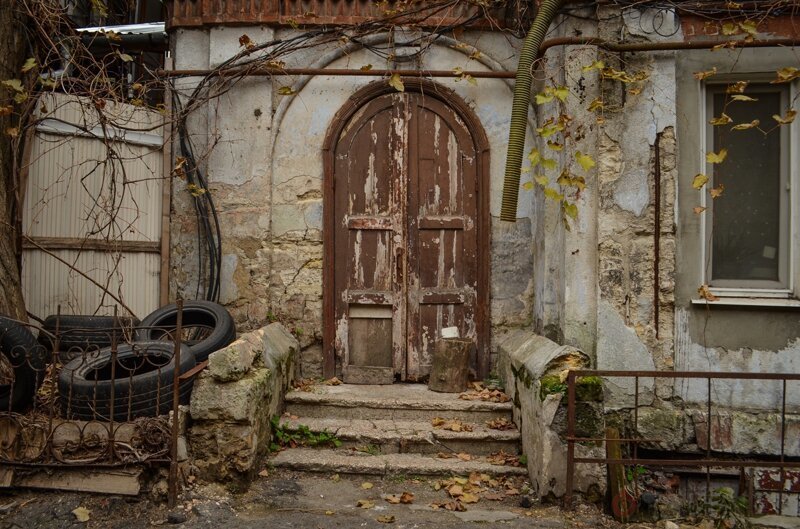 Одесская Молдаванка: трущобная романтика, автокладбища и руины архитектурных экспериментов