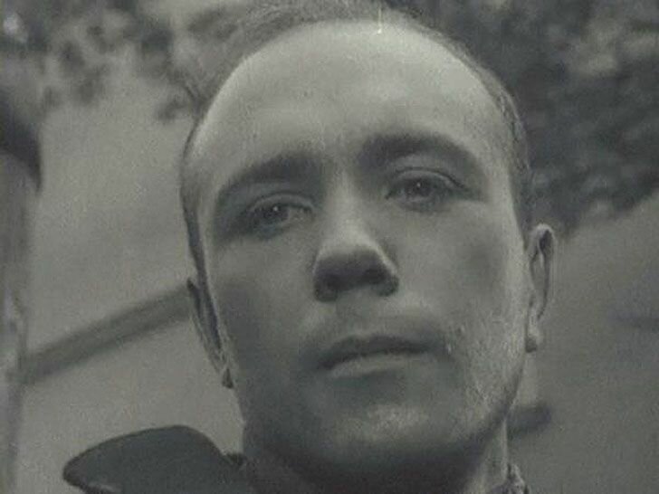 Леонид Куравлев дебютировал в 1958 году в короткометражке «Сегодня увольнения не будет» в роли солдата-сапера 