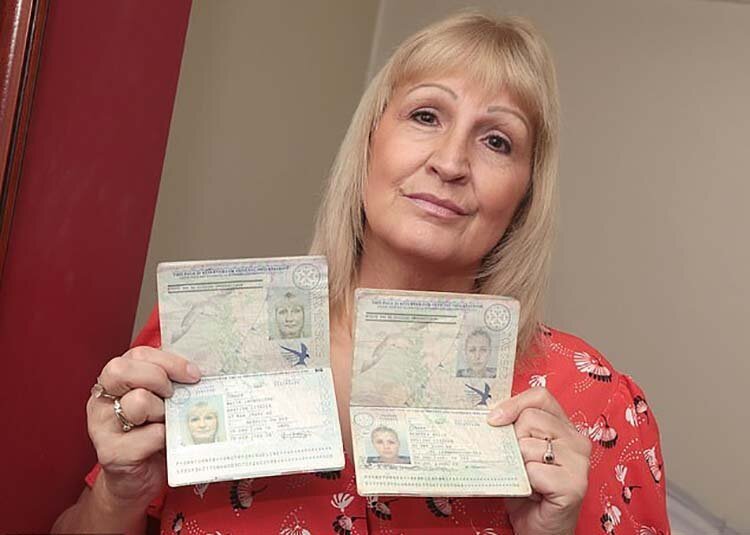 Фотография с паспортом в руках
