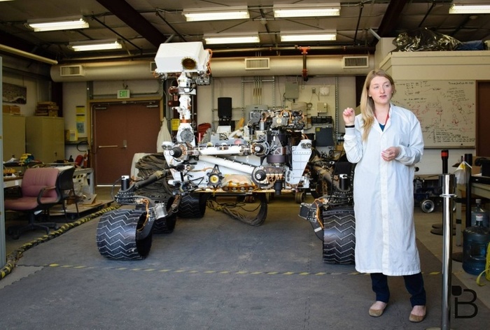 18. Фото для тех, кто всегда представлял марсоход Curiosity Rover размером с собаку