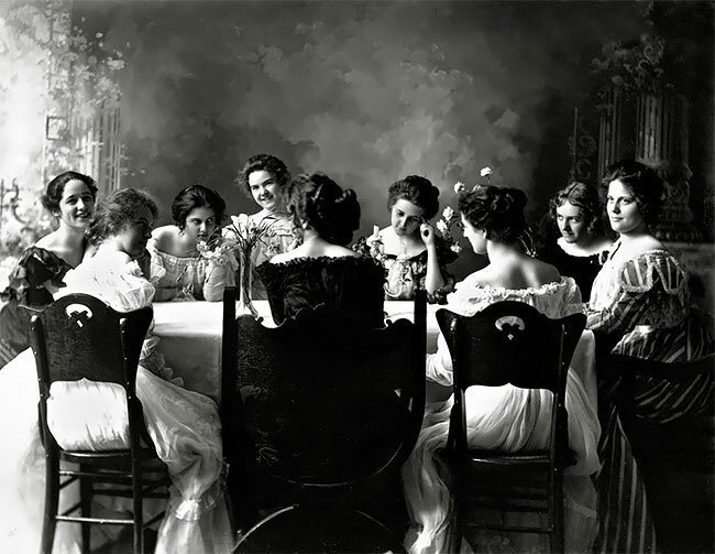 Девушки из студенческой организации США Delta Kappa Epsilon, 1905 год интересно, исторические кадры, исторические фото, история, ретро фото, старые фото, фото