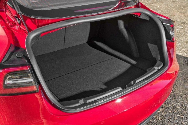 Открывать багажник Tesla Model 3 под дождем не рекомендуется