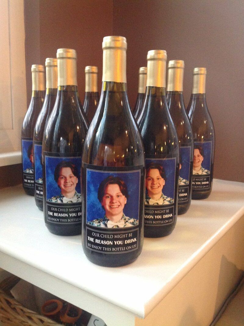 6. Родители из Огайо подарили учителям на Рождество вино с изображением их сына и надписью: "Наш ребенок может быть причиной, по которой вы пьете"