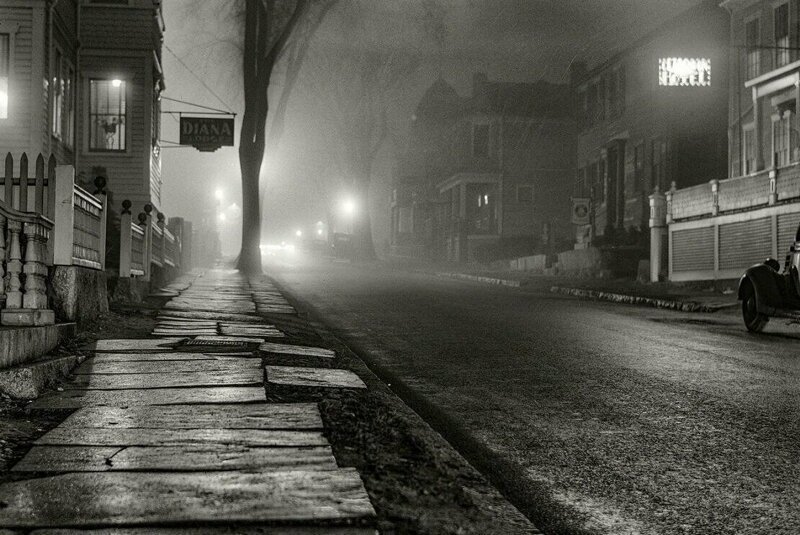 Нью-Бедфорд, штат Массачусетс. Улица ночью во время тумана. Январь 1941 года.