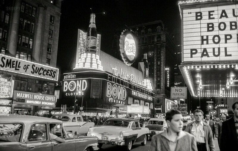 Нью-Йорк. Бродвей ночью. 1957 год.