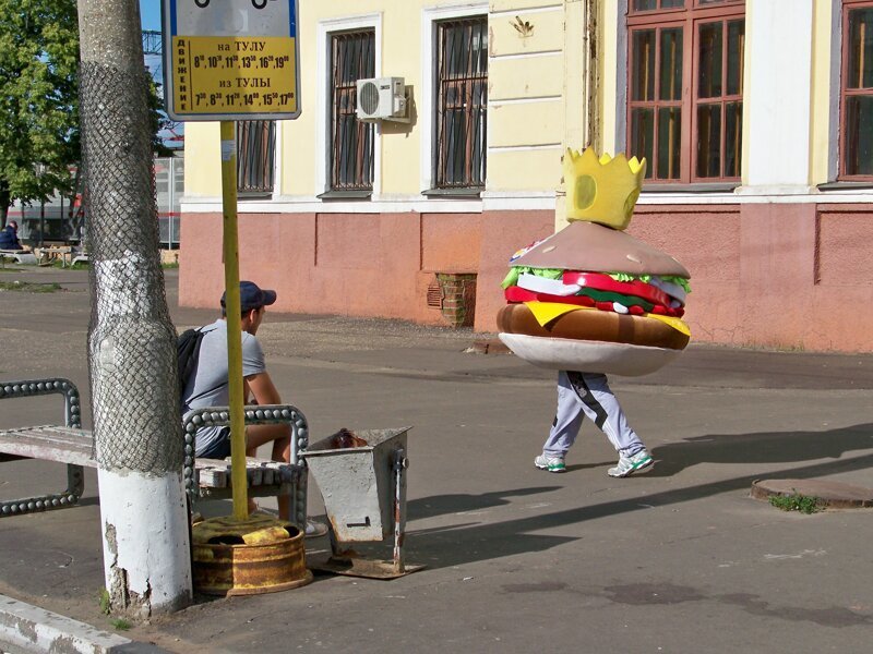 Гамбургер гуляет по городу