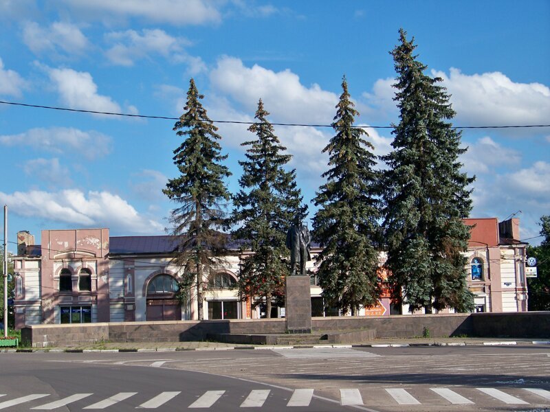 Центральная площадь города с Ильичем