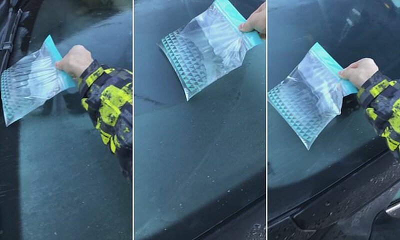 Все гениальное просто: как быстро очистить лобовое стекло автомобиля от наледи