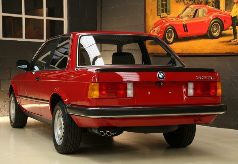 BMW 3 E30 1985 года продают по цене новой тройки БМВ