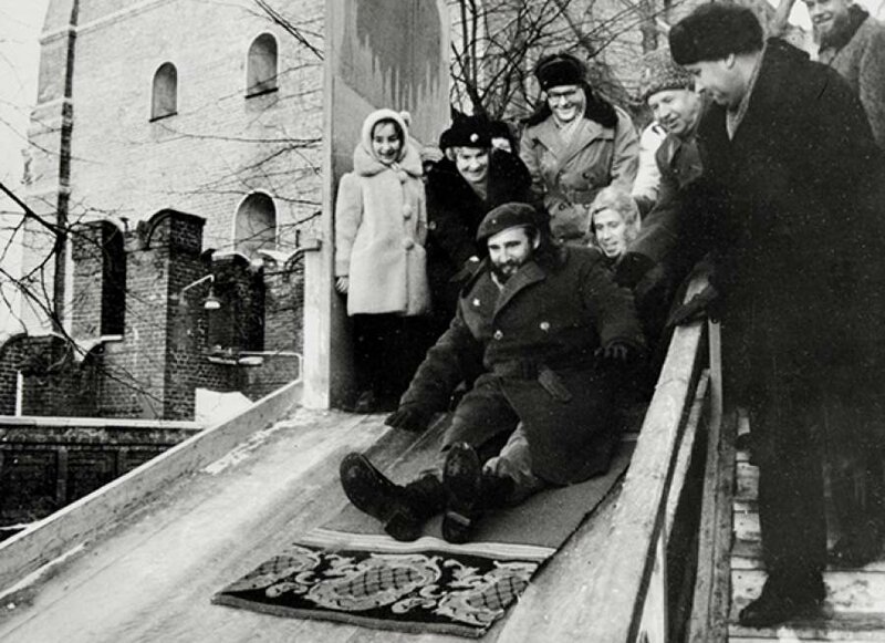 1964 год, Кастро катается с горки в Московском Кремле. 