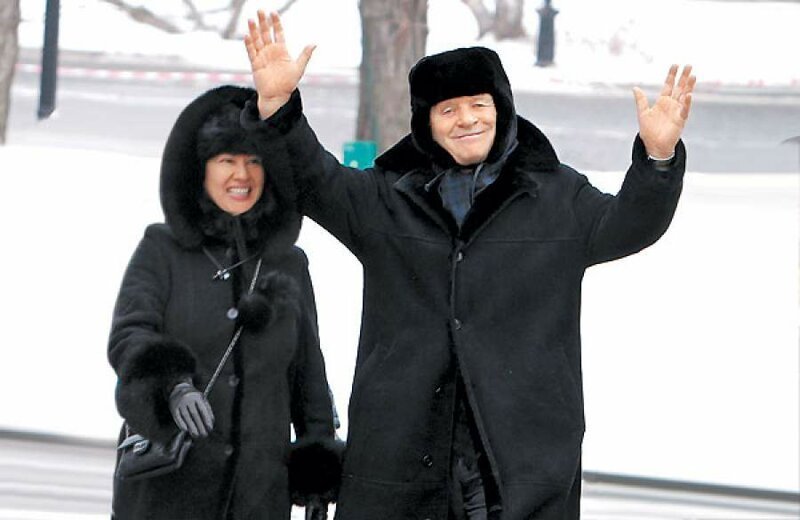 2013 год, Энтони Хопкинс отмечает 75-летие вместе с женой Стеллой Арройяве в Москве. 