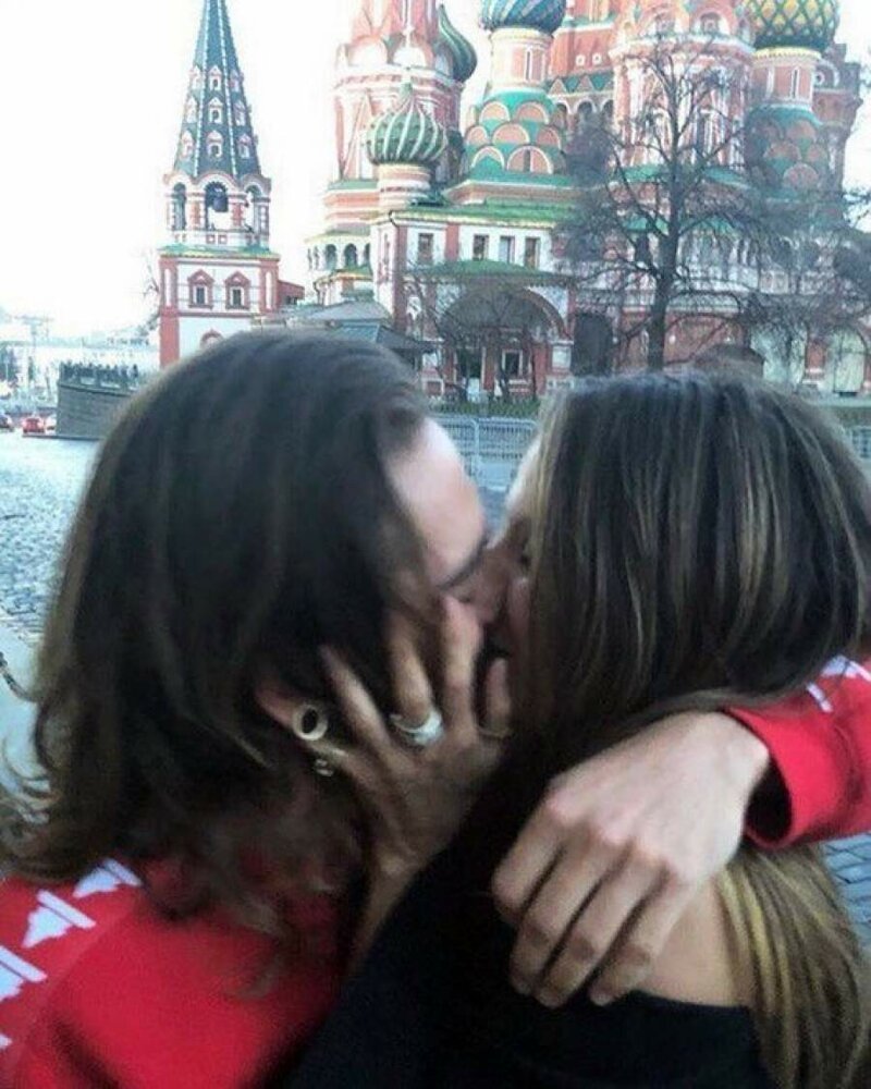 2018 год, Хайди Клум и Том Каулитц (Tokio Hotel) не смогли устоять от горячего поцелуя на Красной площади. 