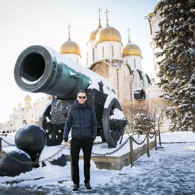 2016 год, премьера фильма "Дэдпул", Райан Рейнольдс морозит ушки у царь-пушки. 