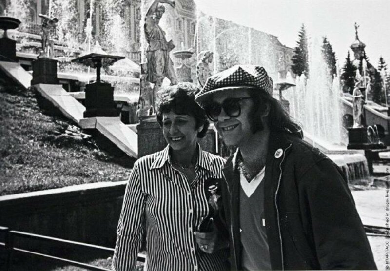 1979 год, Элтон Джон гуляет по Петергофу вместе с мамой Шейлой Дуайт. 