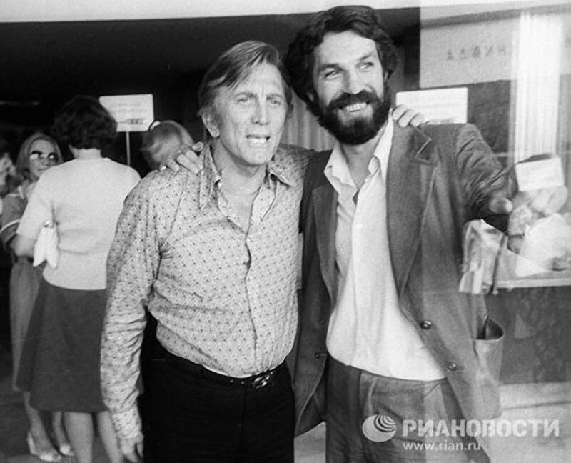 Американский актер Кирк Дуглас и советский актер Борис Хмельницкий беседуют на X Московском международном кинофестивале. 1977 год