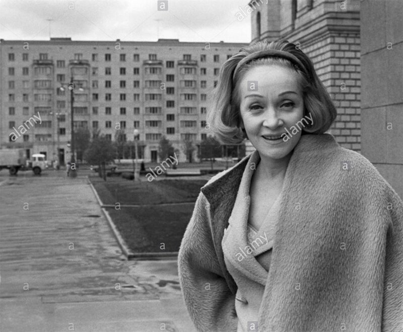 Киноактриса Марлен Дитрих (Marlene Dietrich) у гостиницы "Украина". 1964 год 