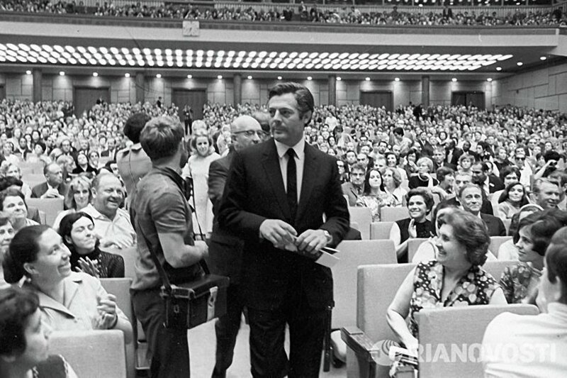 Марчелло Мастрояни среди зрителей Московского кинофестиваля. 1969 год. 
