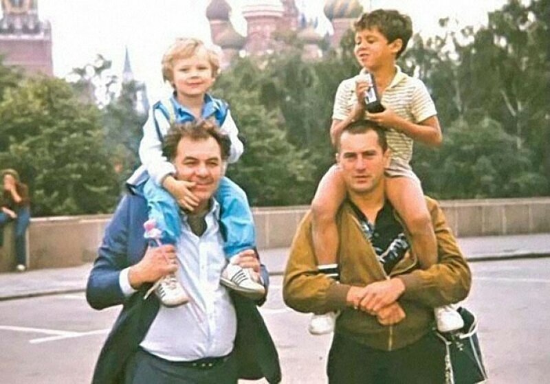 Эмиль Лотяну и Роберт Де Ниро с детьми в Москве. 1982 год 