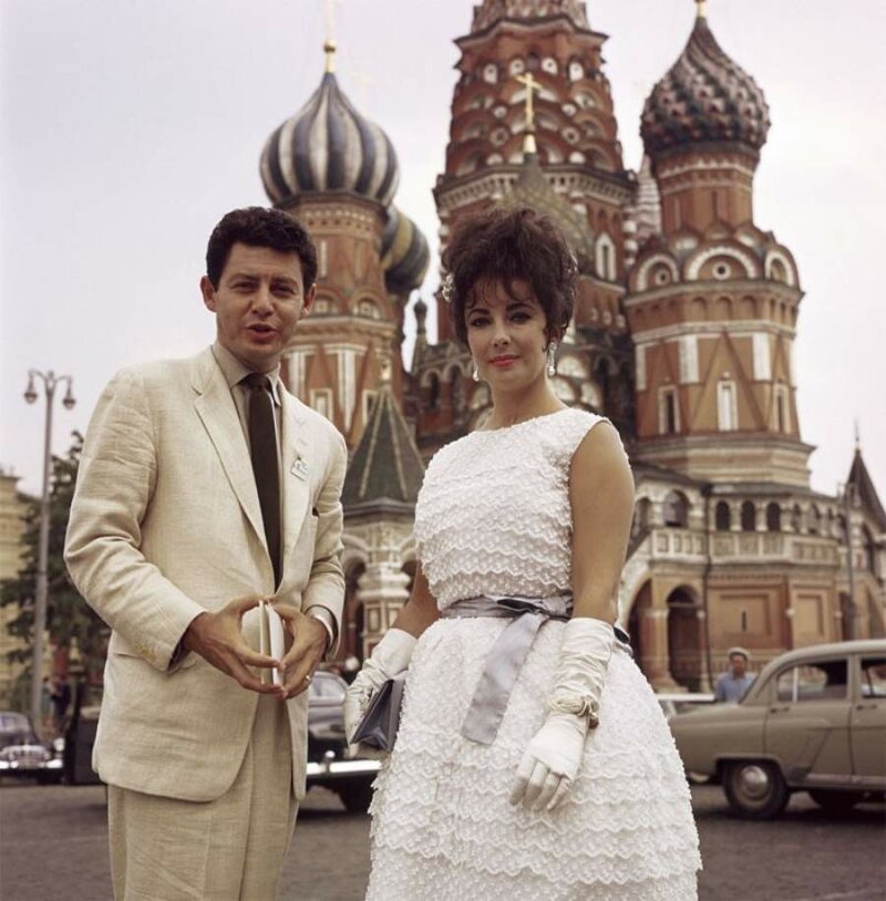 1961 год, Элизабет Тейлор с мужем, певцом Эдди Фишером, на Красной площади в Москве. 