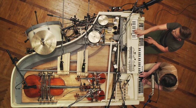 20 инструментов в одном старом рояле
