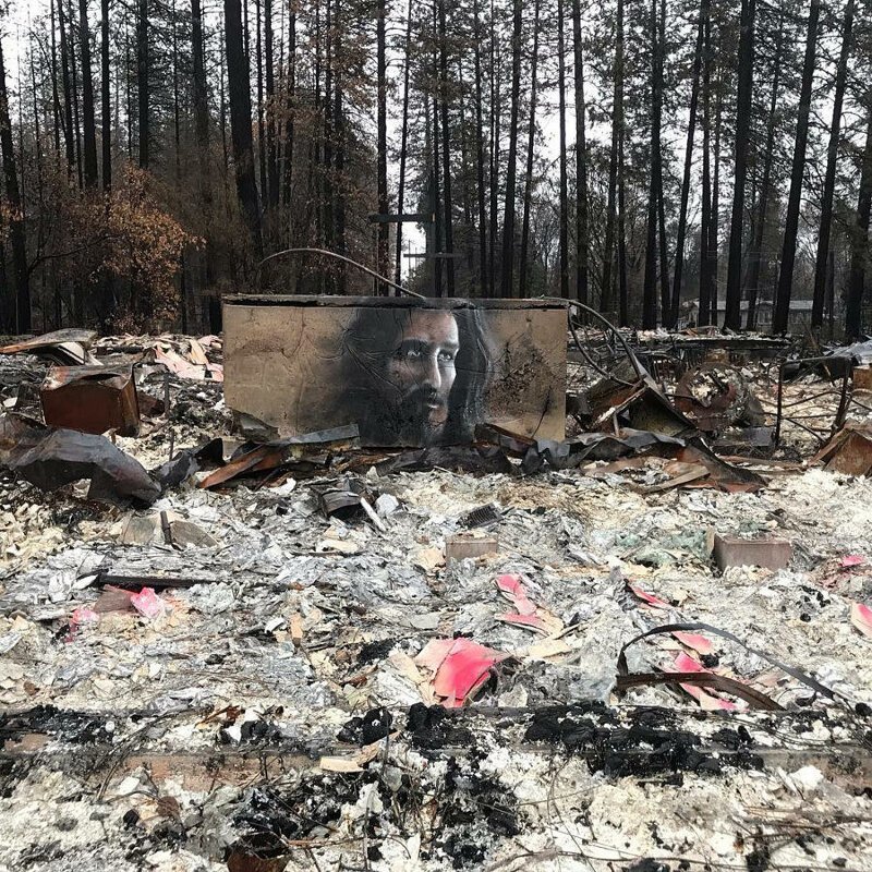 Художник рисует черно-белые портреты на сгоревших домах в Калифорнии