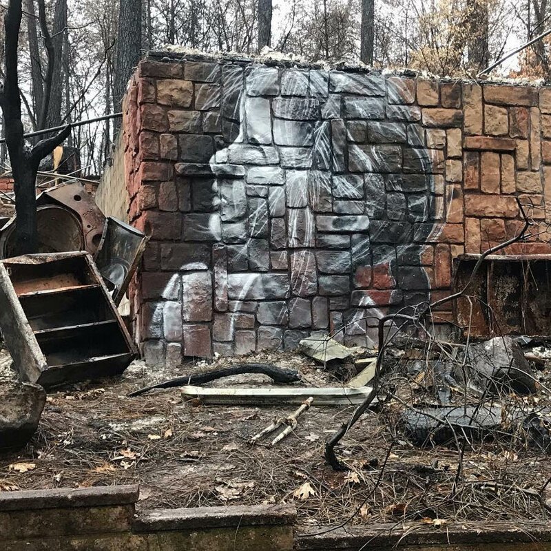 Художник рисует черно-белые портреты на сгоревших домах в Калифорнии