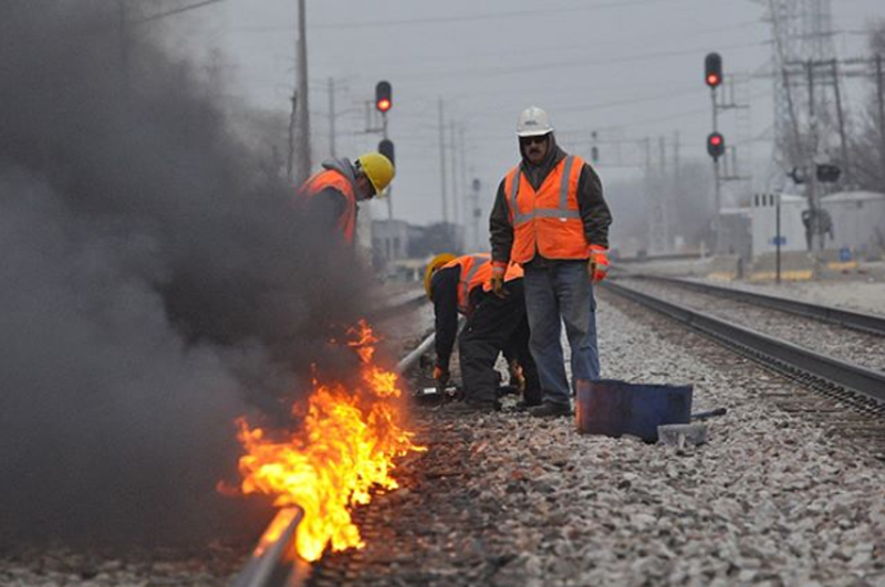 Этот поезд в огне: в замерзшем Чикаго пришлось поджечь рельсы