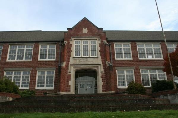 Школа была настоящей.