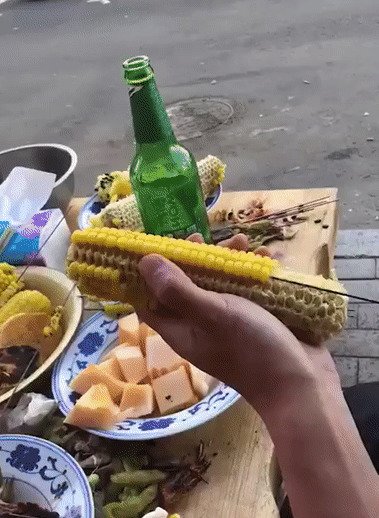 Удобный и красивый способ полакомиться кукурузой