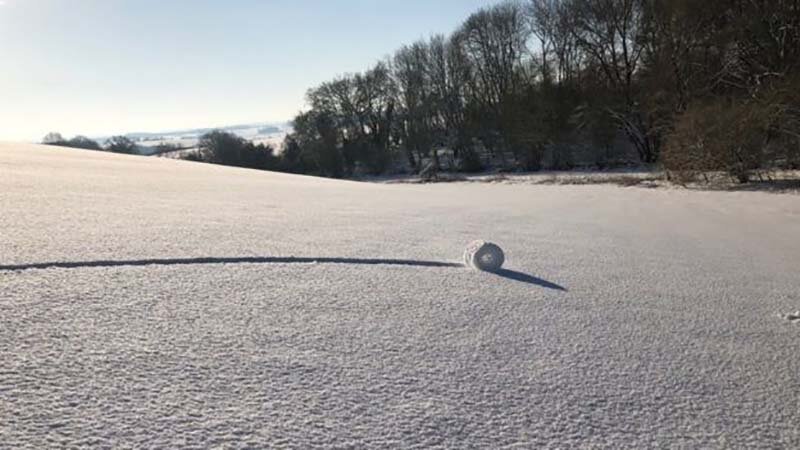 На полях в Англии появились загадочные снежные рулоны